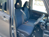 前席です。センターコンソールが無いので車内での左右移動が出来ます。