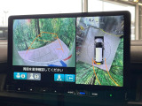 【マルチビューカメラシステム】専用のカメラにより、上から見下ろしたような視点で360度クルマの周囲を確認することができます☆死角部分も確認しやすく、狭い場所での切り返しや駐車もスムーズに行えます。