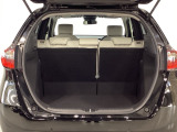 ラゲッジも広く使いやすいトランクは、開口部も広く荷物の積み下ろしもしやすいお車となっております。リアシートの背もたれは6:4の割合で分割して可倒できるので、長いお荷物などを載せることもできます。