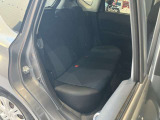後部座席です。後席も大人の方でもゆったり乗れるスペースを確保♪足元も深くシートのクッションも柔らかくロングドライブの疲労を軽減してくれます♪