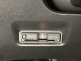 ハンドルの左下にETCがついています。高速道路の料金所の通過も楽々です。 カードの取り出しもしやすい場所についています。
