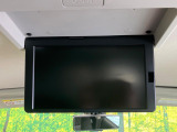 【純正11型フリップダウンモニター】大画面モニターで後席でもエンタメをお楽しみいただけます。小さなお子様にも大人気の装備です♪