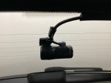 後方にもドライブレコーダーのカメラが付いています。前後両方でお車の周りを監視・記録いたします。