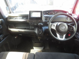 シンプルながら機能性溢れるインパネ廻りです♪視界性も良く運転しやすいです♪各操作スイッチ類なども使いやすい位置に配置されています♪