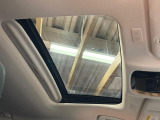【サンルーフ】開放感たっぷりの希少装備、サンルーフが装着されています!車内に明かりを取り入れたり景色を楽しむ以外にも、車内の空気も簡単に換気できて快適です!