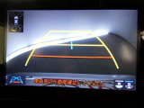 バックガイドモニター付き。車両後方の映像をナビ画面に表示し、駐車などの後退操作をサポートします。