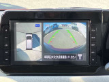 アラウンドビューモニターで、上空から見下ろしているような映像を表示します。ひと目で周囲の状況がわかるため安心です。