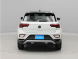 トランクルームの開閉方法は、VWのエンブレム部分が取っ手になります。パワーテールゲートを採用しております。