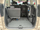 3列目のシートを跳ね上げるとかなりの量の荷物が載せれます!