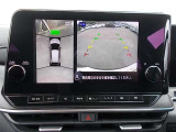 【アラウンドビューモニター】まるで車を空から見たような映像が映るので車両周辺の安全確認も一目でできます!小さなお子様や障害物も確認できるので、運転のし易さだけではなく事故防止にも役立ちます♪