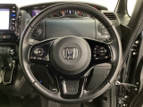 ハンドルにHondaセンシング系のクルーズコントロールやレーンキープアシストなどのスイッチと、オーディオの操作スイッチが装備されています。ハンドルから手を離さず安全に操作できます。
