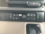 オートエアコン装着車で車内はいつも快適です!