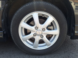 スタイリッシュなデザインの社外アルミホイールが装備されております!