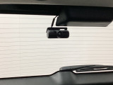 後方にもドライブレコーダーのカメラが付いています。前後両方でお車の周りを監視・記録いたします。