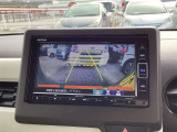 【バックカメラ】運転が苦手な方も車庫入れラクラクです!ギアをリバースに入れれば自動的に切り換わりますので、面倒な操作は不要です♪狭い駐車場もお車を傷つけず安心ですね!