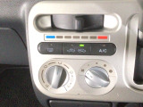 【マニュアルエアコン】手の届きやすい所で簡単操作のダイヤル式空調コントロールパネル。エアコン付きでオールシーズンお好みの温度調整ができ快適なドライブ。快適空間で楽しいお出かけ、何処へ行きましょう♪