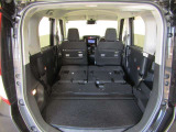 リアシートを倒せば奥行きは約150cmになります。