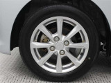 純正アルミホイールは精度が高く、走行の安定性が優れています。タイヤサイズ155/65R14