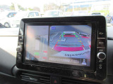 車を上から見下ろしているかのような映像で周囲の状況を確認できるアラウンドビューモニター。狭い駐車場や駐車が苦手な方でも安心。