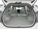 【トランクルーム】荷室の広さも十分です!シートアレンジでシートを畳めば長い荷物だって積めますね。シートアレンジの操作方法など、お気軽にご相談下さい。