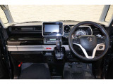 操作性に優れた運転席となります!小物入れや各ボタンの配置にこだわり、使いやすいです!座り心地もよく視認性も良好なのでロングドライブもお任せ下さい!