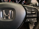 ハンドルにHondaセンシング系のクルーズコントロールやレーンキープアシストなどのスイッチが装備されています。ハンドルから手を離さず安全に操作できます。