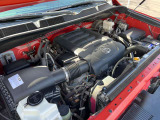 5.7L V8エンジン搭載の力強い走りを楽しめる1台です。