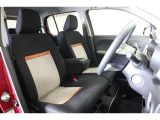 フロントベンチシートだから運転席足元もゆったり、広々快適です♪