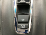 セレクトレバーの下に電子制御パーキングブレーキがあります。スイッチひとつで、停車した地点の傾斜などをシステムが検知・判断してブレーキ力を自動的に最適制御し、しっかり停車できるパーキングシステムです。