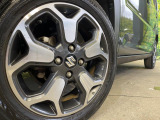 【純正15インチアルミホイール】外観にマッチした純正アルミホイールを装着しております。各種社外アルミホイールや、スタッドレスタイヤも取扱いしております。是非ご相談ください♪