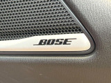 【BOSEサウンドシステム】メーカーオプションの高品位サウンドシステムを搭載。専用のチューニングが施された大小様々なスピーカーから良質なサウンドが奏でられ、臨場感あふれる音響空間を演出します。