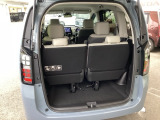 荷室は3列目シートを立てたままでも十分な容量があります。