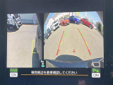 【アラウンドビューモニター】まるでクルマを真上から見下ろしたかのような視点で駐車をサポートします!クルマの斜め後ろや真横など、前後左右の4つのカメラの映像が合成されて、モニターに映し出されます。