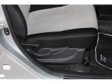 Gスマートアシストの運転席シートはドライバーの身長に合わせてシート高を調整できるシートリフター付き!座布団で高さを調整する必要はありませんよ!