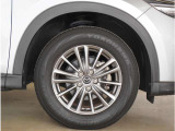 【純正アルミホイール】外観にマッチした純正アルミホイールを装着しております。ノーマルタイヤ、スタッドレスタイヤも広島マツダにお任せください。