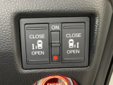 リアドアは乗り降りに便利な両側電動スライドドアです。また運転席に座っていながらスイッチ操作で自在にスライドドアを開け閉めできます。