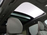 電動パノラマ・ガラス・サンルーフを採用することにより天気の悪い日も日差しを車内に入れることができます。後ろの席に座った方にも、解放感を提供できます。