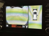 パノラミックビューモニターシステムが付いているので車の上から見た映像が確認できますよ。 一目で車両周辺の情報を確認できますが、直接安全をご確認下さい。