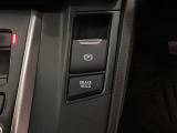 電子制御パーキングブレーキです。スイッチひとつでパーキングブレーキが作動。停車した地点の傾斜などをシステムが検知・判断してブレーキ力を自動的に最適制御。しっかり停車できるシステムです。