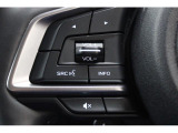 ステアリングから手を放すことなくオーディオの操作が可能なステアリングリモコンを装備。声でエアコン等の操作が可能な音声認識機能付き。
