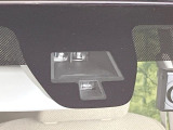 【スズキ レーダーブレーキサポート】走行中に前方の車両等を認識し、衝突しそうな時は警報とブレーキで衝突回避と被害軽減をアシスト。より安全にドライブをお楽しみいただけます。