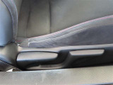 運転席シート座面は上下アジャスター付きです。お好みの位置に調整可能です。