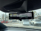 インテリジェントルームミラーです。人や物で視界が遮られてても、車体後部のカメラ映像に切り替えることにより、クリアな後方視界を実現しています。