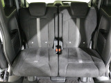 後部座席もゆったり座れます。