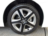 純正17インチアルミ!タイヤサイズは215/45R17です