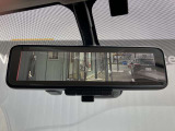 スマートルームミラーも付いています。後方ピラーや荷物、後席に同乗している方や曇りなど視界が遮られた場合でも後方カメラからの映像で安全確認をすることができます。