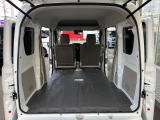 後席をたたむと、フラットで大きなカーゴスペースになります。