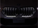 【キドニーグリル】BMWは約90年もの間、ほぼ全ての車両にひと目でBMWだと分かるこの特徴的なフロントグリルが備えられ、デザイン・アイコンとして親しまれてきました。