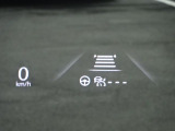 運転席前方のガラス部には、安全で安心なドライブ実現のために運転中に特に知りたい情報を集中して映し出すようにいたしました。その情報の向こうには、道路や対向車等がしっかり確認できるので、運転を妨げることが