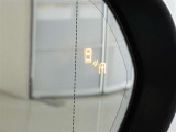 ブラインドスポットモニター装備。隣車線を走る車両を検知。ドアミラーでは確認しにくい後、側方エリアに存在する車両や急接近してくる車両も検知しドアミラーに搭載されたLEDインジケーターが点灯します。